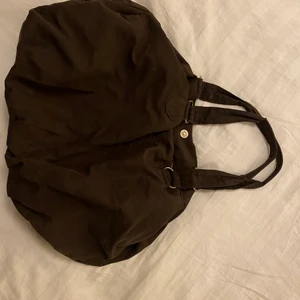 Väska  - Brun stor och rymlig väska