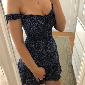 Verge Girl klänning - Super fin mörkblå klänning med blommigt mönster från Verge Girl! Säljer för att den krympte lite i tvätten (tvättade på för hög värme) och nu är den lite kort på mig som är 176 cm. Skulle helt klart passa jätte bra på någon som är lite kortare än mig! Ordinarie pris 550kr men jag säljer den för 250! 💙💙