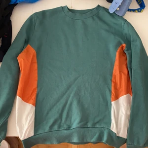 Cool sweatshirt strl M - Cool sweatshirt från ASOS använt 1 gång. De vit/oranga är ”prassel” material