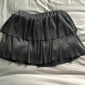 Volang kjol - SÄLJER! Min super coola silver kjol från NA-KD✨Använd fåtal gånger! Storlek S✨BUD: 130 + frakt 