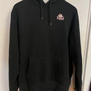 Kappa Huvtröja - Strl L men liten i storleken enligt mig, sitter mer som en tight M. Använt skick men inga skador. 