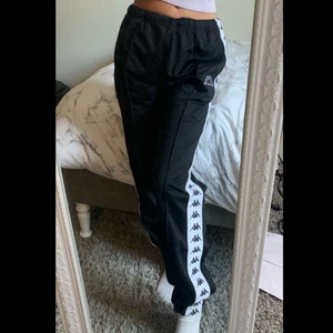 Kappa byxor! - Supersnygga kappa byxor, storlek medium men har fixat så att man kan spänna midjan hur mycket och lite man vill, så dom passar nog alla storlekar, jag är 168cm lång. Köparen står för frakten🖤