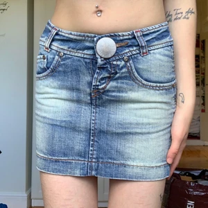 Miss sixty  - Kjol från miss sixty, säljer då den är för liten. Den är i barnstorlek så skulle säga att den är som en xxs, 60kr plus frakt🌸🌸