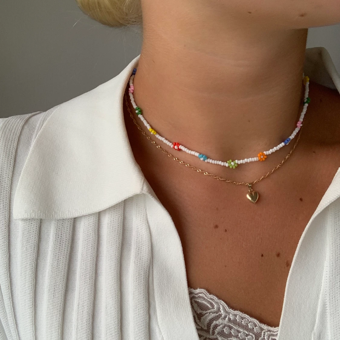 Pärlat halsband med rostfritt lås!