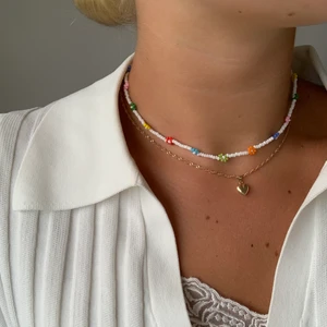 Pärlat halsband med rostfritt lås! - Säljer mina egengjorda smycken både här på Plick och på Instagram @aliceruthjewelry ⭐️ Detta halsbandet säljer jag för 149kr. Halsbandet är gjort på en mycket stark fisketråd, låset är gjort av rostfritt stål och tål därför vatten. Pärlorna är glaspärlor🥰 Frakten kostar endast 12kr
