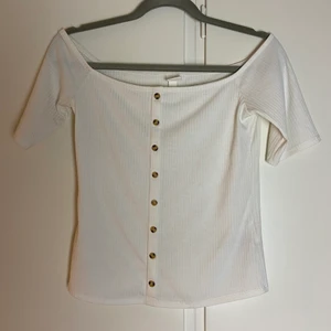 Topp S - Offshoulder topp ifrån H&M. Använd en gång. 
