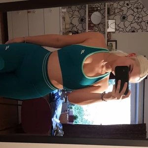 Doyoueven leggings + topp - Gymleggings och sportbh från doyoueven i storlek small. Använda några gånger men fint skick. Jättefint set och älskar färgen samt att leggingsen formar rumpan så fint med "scrunch" men de används inte längre tyvärr 