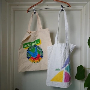 Tygpåsar - Två tyska tygpåsar. Den vänstra SÅLD. Den högra har ett litet mini-hål men i övrigt fin. 50kr/styck🍀