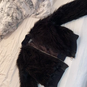 Jacka strl 32/34 - Jag säljer min jacka som är i storlek 32/34 jag har använt den bara några fåtal gånger för den har blivit förliten därför säljer jag den. Den är inte sönder någonstans väldigt härlig att ha på sig när det är lite kallare ute.