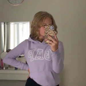 Hoodie  - Säljer denna jätte fina hoodie! Köpte för 300 och säljer för billigare, använt 1 gång så den är som ny💗
