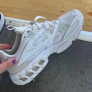 Sneakers - Nya sneakers från Nike! Så så fina och så sköna, säljer för att dom tyvärr inte kommer till användning. Fler bilder fixas om så önskas❤️ nypriset låg på 1200