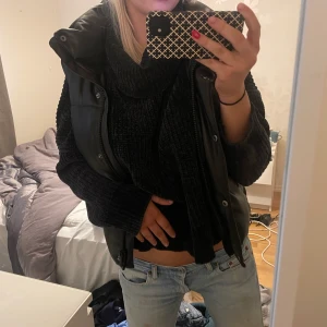 Väst - Väst från zara i storlek Xs men passar även S som jag har! Ena snöret där man gör den tajtare har gått av men det är en väldigt liten detalj och om du stoppar in det syns det ej💖 Budet ligger på 310 eller köp direkt för 400+ frakt!