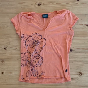 Söt v-ringad topp från Peak Preformance - Söt v-ringad topp från Peak Preformance, skulle säga att färgen är typ aprikos:)