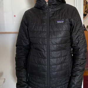 Patagonia  - Varmt mellanlager plagg, eller jacka! Ifrån Patagonia. Perfekt till hösten eller under ett skal till vinten. Har en liten liten lagning, bild tre! Jag är 164 och har S. 