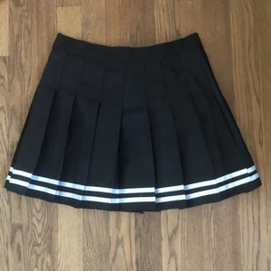 Svart tenniskjol  - Jättefin tenniskjol, i helt nyskick eftersom att den inte passade mig alls. 