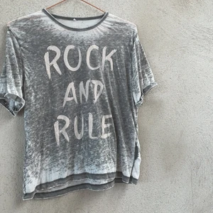 Grå t-shirt  - En gråmönstrad t-shirt med tryck på magen. Mycket mjukt material samt fin passform. 