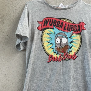 Grå t-shirt  - En grå t-shirt med färgat tryck på magen. Rolig, färggrann och skön. Perfekt för skolan. 