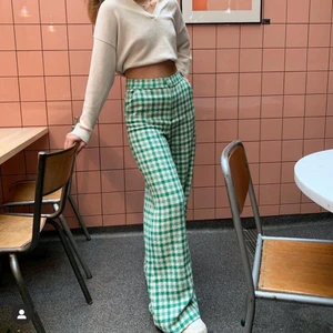 Grönvitrutiga byxor från Zara - Säljer mina extremt populära byxor från Zara. De är oversize i benen men sitter åt i midjan. Perfekt för oss långa tjejer då de går ner till marken för mig som är ca 178 cm lång men om man är kortare går det såklart att sy upp. Storlek L, egna bilder finns så tveka inte på att höra av dig!❤️ 