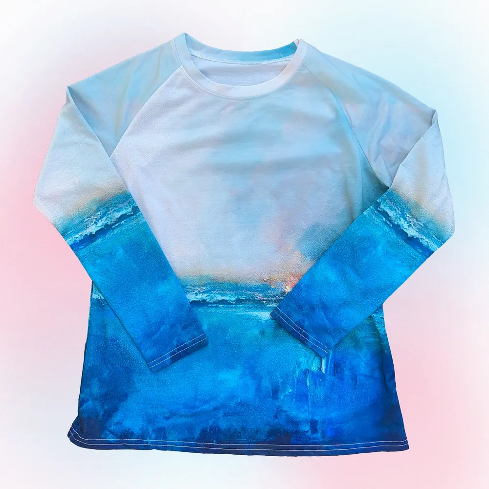 House of sunny inspirerad långärmad tröja i 100%bomull. Passar bäst en storlek XS-M beroende på önskad fit. Modell är storlek XS. Skriv om funderingar och följ oss på Instagram för att få fri frakt på första köpet 💓. Toppar.