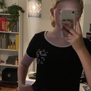 Planet tröja - Croppad tröja från SHEIN med planeter på. Tröjan är i gott skick, utöver att lappen är bortklippt. Passar en S/XS. Köpare står för frakt, vilket gör att priset blir 20kr + frakt. 