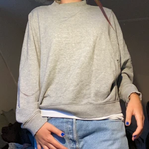 grå sweatshirt  - skönaste gråa sweatshirten🤲🏻