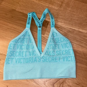 Träningstopp - En turkos Victoria secret träningstopp. Använd ändade ett par gånger pågrund av att den vart lite för liten. Alltså bra skick