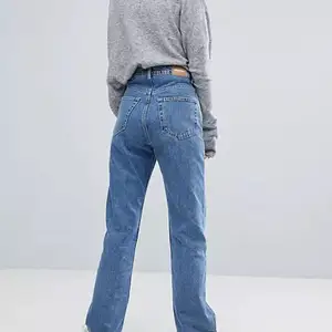 Säljer mina väldigt snygga blåa jeans från weekday i modellen rowe då dom är för stora för mig... Dom är helt oanvända så fint skick! Storlek 26/30