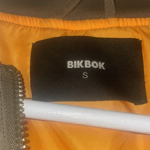 Jacka - En bomberjacka som är skön men kommer aldrig till använd fått hem så många nya jackor att de svårt o välja mellan. Pris kan diskuteras🌸köpt för 599kr skulle säga att xs, s,m men även L kan använda jackan