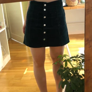 Grön manchesterkjol - Jätteskön mörkgrön manchesterkjol från hm. Perfekt till hösten 💕 Frakt tillkommer! 