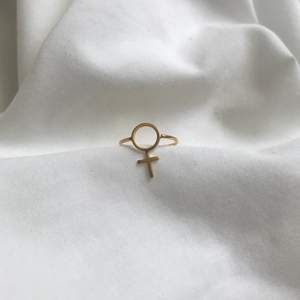 ring i guldpläterat silver i form av venussymbolen✨ har använt den som en midi-ring då den är för liten för mig. från glitter från början!