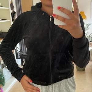 Svart myshoodie - Svart myshoodie från ginatricot. Perfekt till hösten!