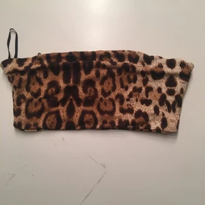 Croptop - En leopard croptop som är jätte fin den täcker brösten och ner mot magen