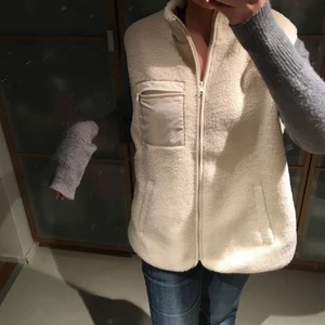 Väst i Teddy - LÅNADE BILDER!! Säljer denna väst från Lindex storlek M, sitter oversize på mig som brukar ha XS/S. Super fint skick då den är väldigt sparsamt använd. Frakr 66kr