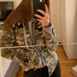 Militär jacka  - Militär jacka med snygga glitter detaljer, passar xs-s ❤️‍🔥, 200 totalt! 