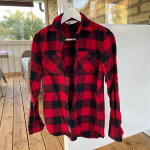 Röd skjorta - En enkel fin mysig röd skjorta, passar till det mesta. Inte använt så mycket, är fint skick. Storlek 164 men passar som S 😊