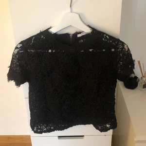 Topp från Zara - fin topp från Zara i jättefint skick som knappt är använd i storlek S💕köpare står för frakt å betalning sker via swish 
