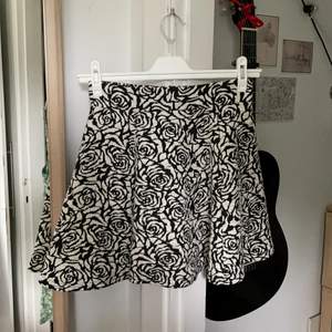 Jättefin kort kjol i skater-modell med dragkedja bak från H&M Divided. Svart och vit med ett strukturerat mönster i form av rosor. Skickar med Postnord skicka lätt, kan givetvis samfrakta!☀️