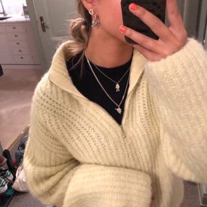 Stickad weekday tröja - Så fin stickad zip tröja från weekend, i en härlig gul färg💜🙏🏼 knappt använd så tröjan är absolut i nyskick. Är i storlek XS men oversized så skulle passa upp till M skulle jag säga. Buda från 200kr💕
