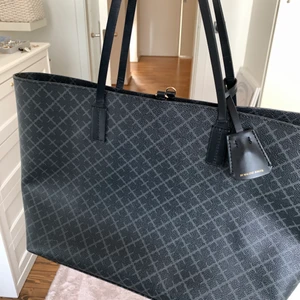 Malene birger väska - Säljer denna väska för ett bra pris, byter gärna annars mot en datorväska eller axelremsväska från samma märke. 🤍 Nypris: 2300 kr 🤍