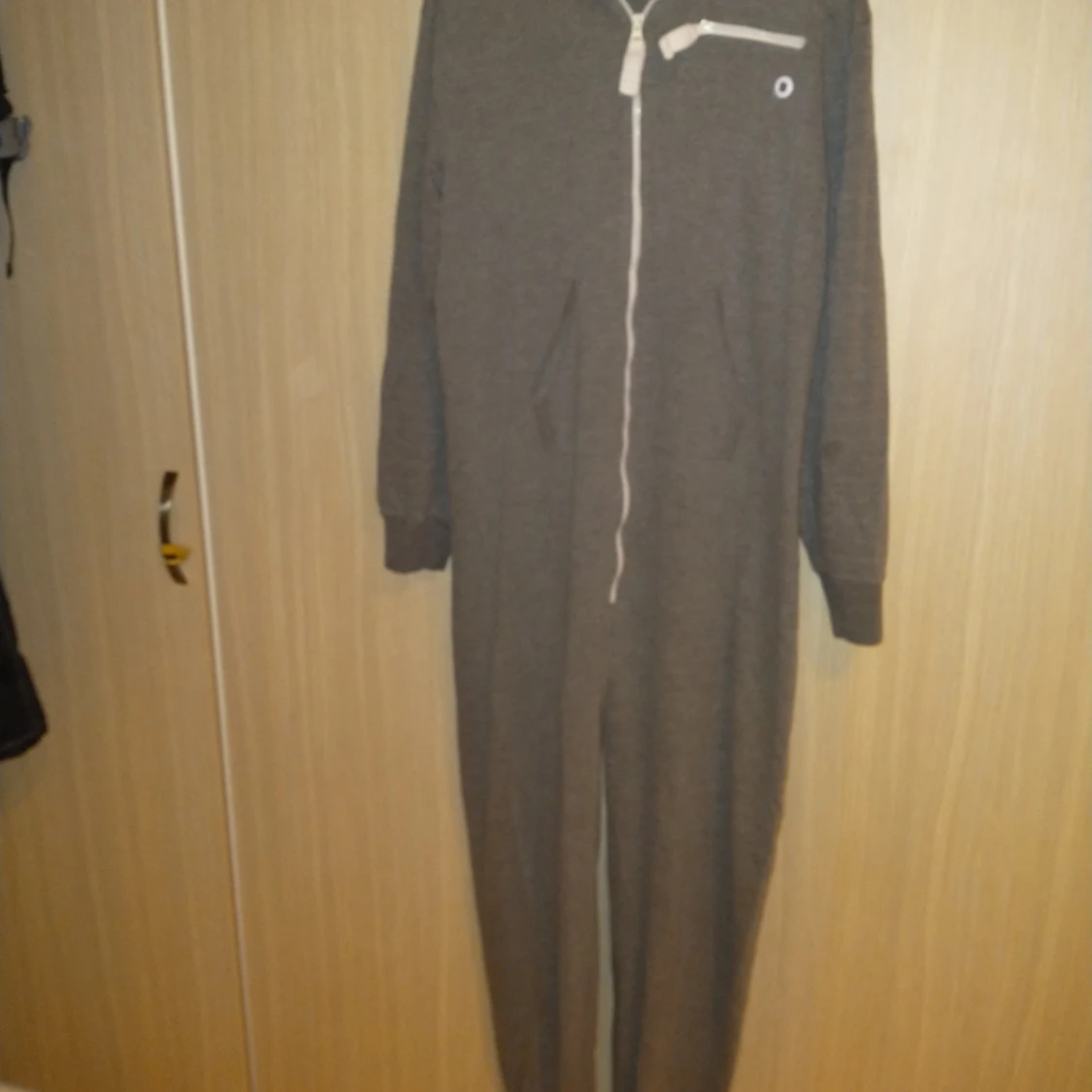 Grå OnePiece Stl. L/XL