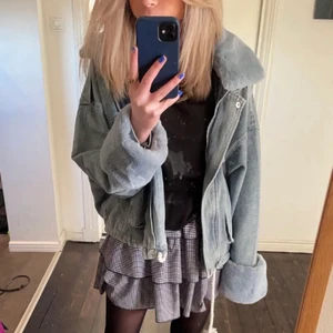 Jeans jacka med päls - Säljer nu denna jacka som jag precis köpte här på plick då jag inte riktigt tycker det ör min stil. Den är i strl 34 men jag som brukar ha 38 sitter den ovrrsized på. Den ät från missguided och är helt slutsåld. Nypris 700💕perfekt nu när det börjar bli kallt ute. Köp direkt för 700 💕