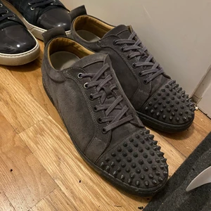 Christian Louboutin  - Säljer nu mina Louboutin skor i storlek 44. Sparsamt använda men fortfarande synlighet på användning. Självfallet äkta. 