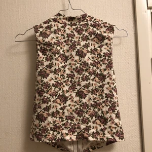 Blommigt linne, stl S  - Blommigt linne med dragkedja i ryggen 