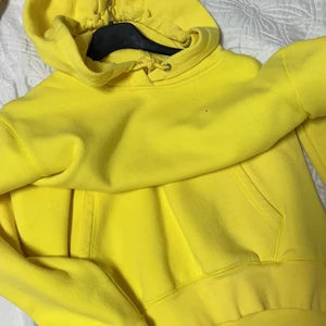 Så fin gul hoddie - Så snygg och trendig hoddie. Så fin färg 
