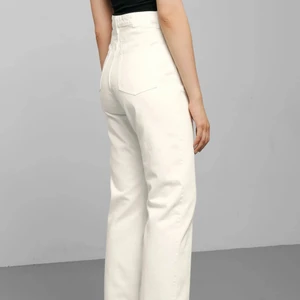 Vita jeans rowe från Weekday - Superfin vita jeans från Weekday i modellen rowe. Storlek 26/32. 280 + frakt