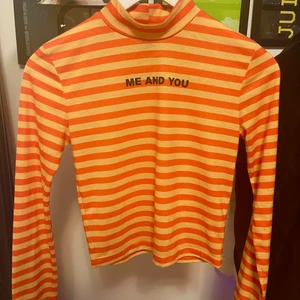 The Ragged Priest tröja - Gul och orange randig tröja från The ragged priest. Storlek XS