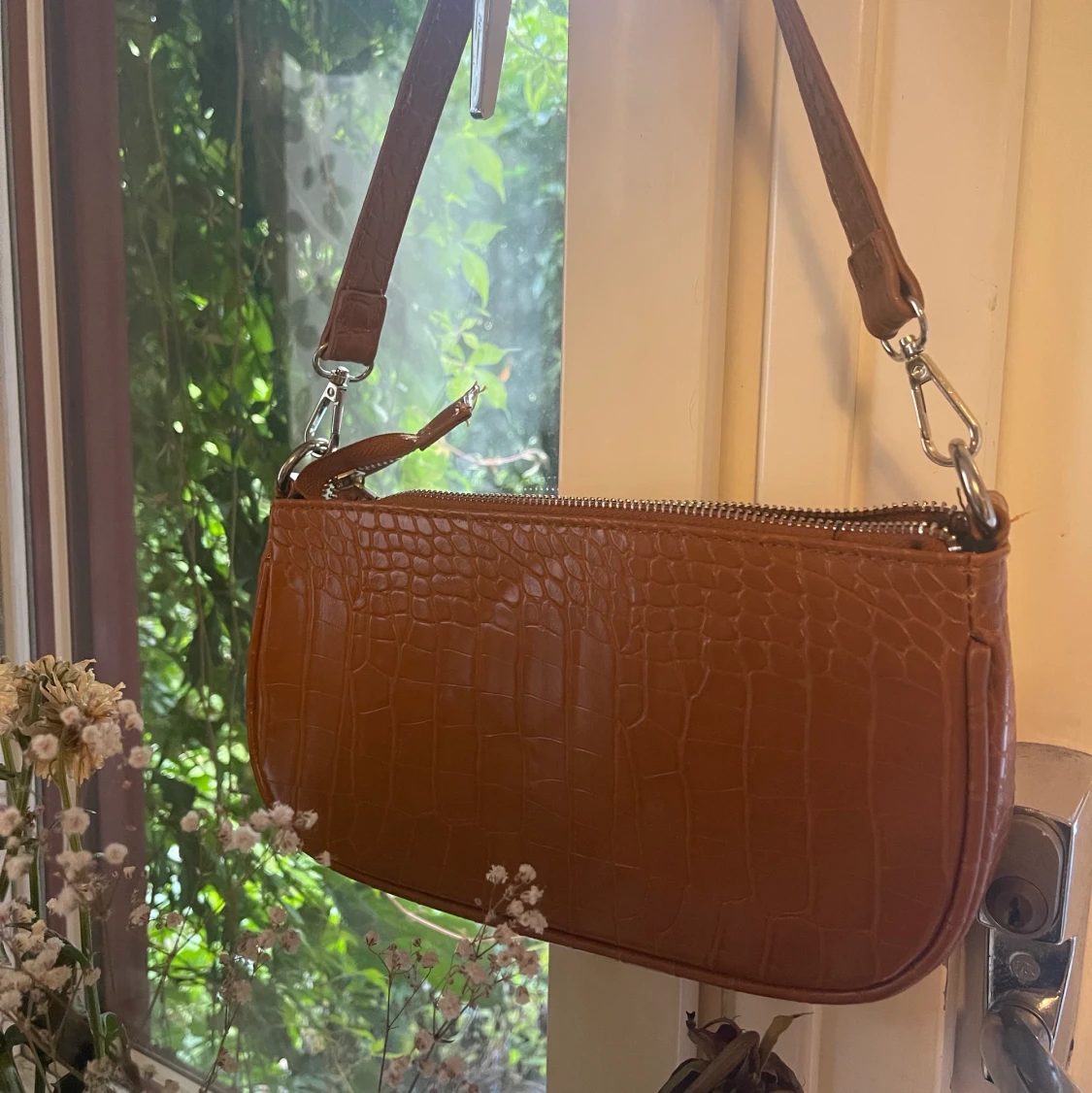 Brun läderimitation väska