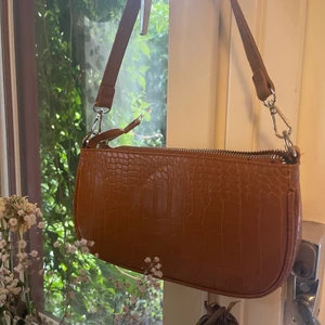 Brun läderimitation väska - Nästan oanvänd brun väska