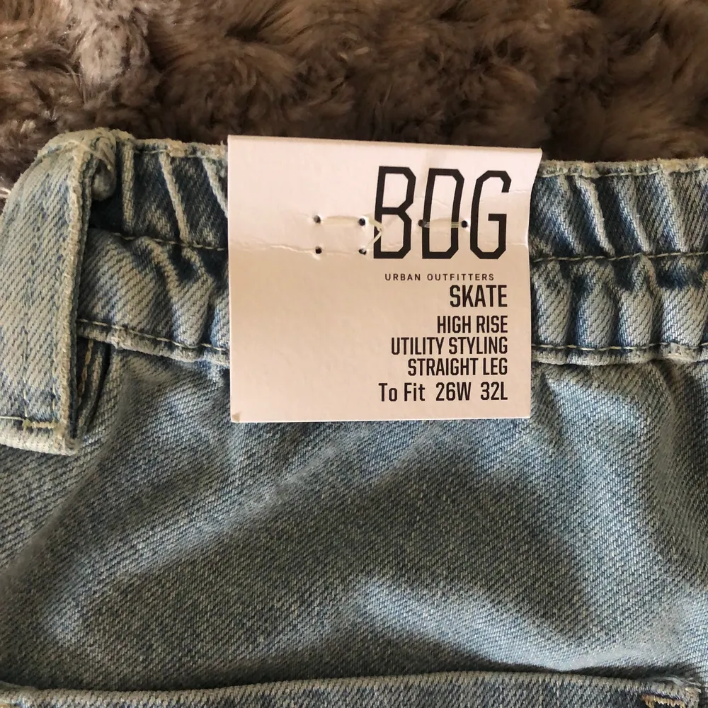 Jättesnygga jeans från Urban outfitters! De är i nytt skick och har lappen kvar. Storlek 26 i midjan och 32 i längd. Köptes för 800 kr men säljs för 350!. Jeans & Byxor.