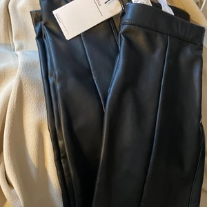 Bershka skinnbyxor - Nya Bershka skinnbyxor, i storlek S men väldigt elastiska.😊